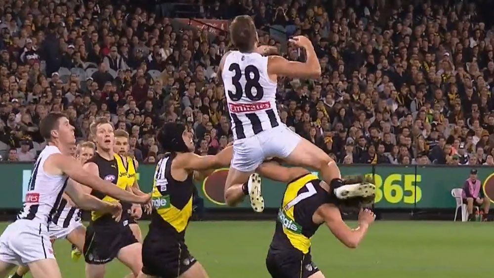 Collingwood Magpies' Jeremy Howe takes spectacular mark against Richmond