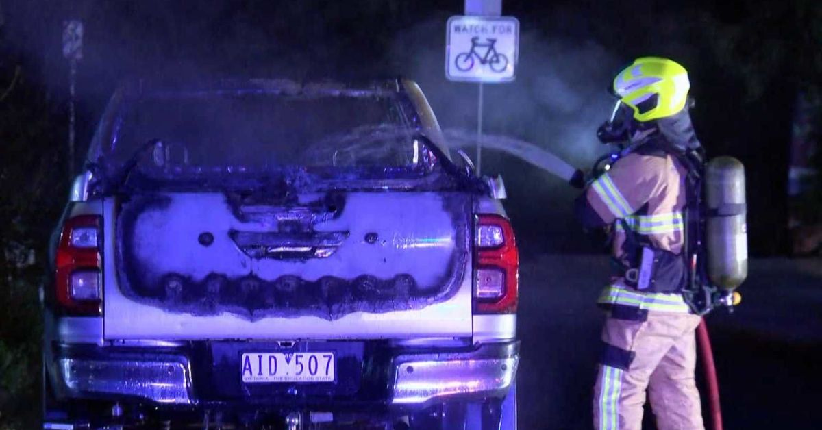 Police launch manhunt after man shot at Melbourne shopping strip