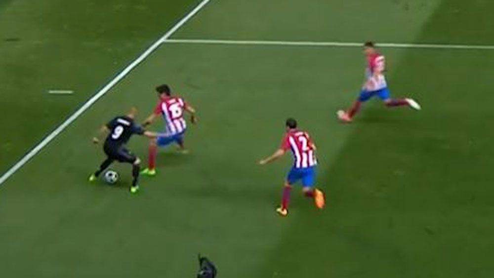 Karim Benzema looks to be hemmed in by three Atletico defenders. (BeIN Sports)