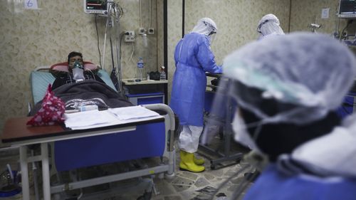 At one of the two coronavirus hospitals in the rebel-held province of Idlib in Syria, overwhelmed medical staff tend to cause patients to lose and lose consciousness. 
