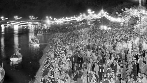 Las multitudes se reúnen junto al río Yarra en Melbourne para ver a la Reina en 1954.