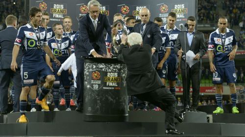 FFA CEO David Gallop and the Melbourne Victory look on in shock as Frank Lowy begins his fall. (AAP)