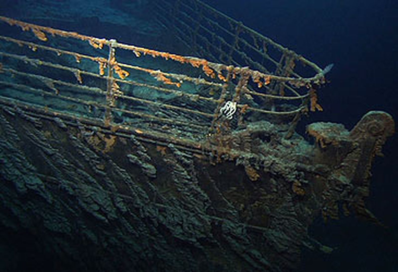 Корабли лежащие на дне. Затонувшие корабли Титаник. Затонувший Титаник. Титаник на дне. Затонувший Британик затонувший.