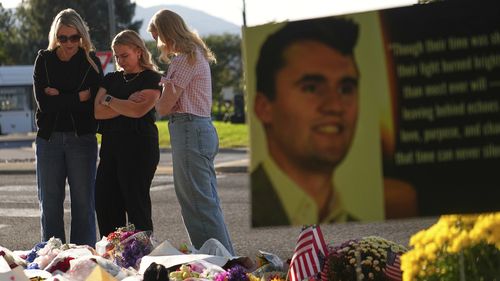 Utah Valley Üniversitesi önünde anma yapan kadınlar.