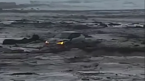 Os carros foram arrastados para o mar no rio Wye como resultado de uma enchente repentina.