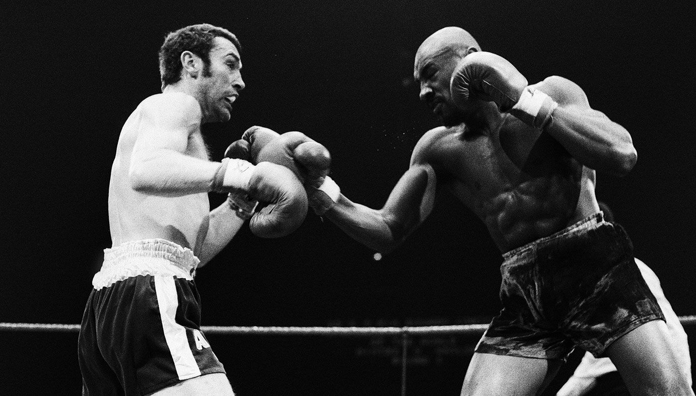 Alan Minter (left) fights Marvin Hagler for the WBA and WBC middleweight title in 1980.