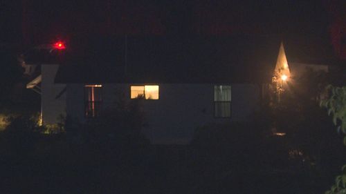 Uma foto de uma casa em Kearsley à noite. 