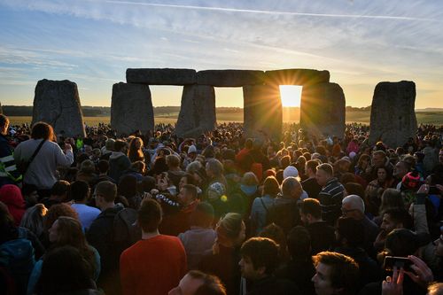Thousands watch the sun rise over Stonehenge