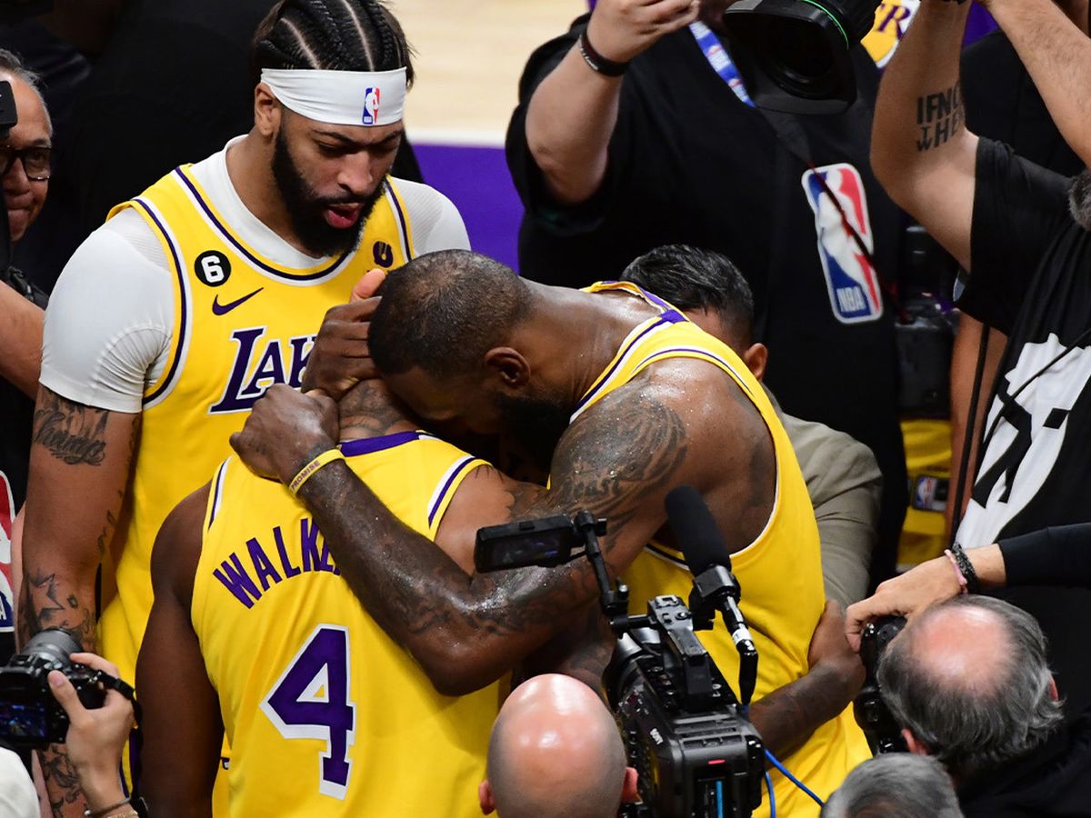 Photos: Warriors open NBA title defense against Lakers