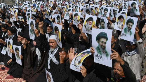 Mojtaba Khamenei, babasının yerine seçildi.