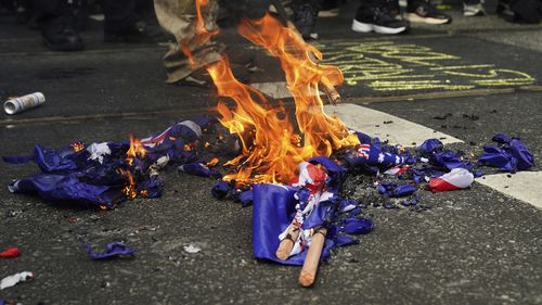 Robbie Katter, Avustralya bayrağının fiziksel bir nesneden daha fazlası olduğunu ve bayrak yakmanın öfke veya huzursuzluğu tetikleyebileceğini savunuyor.
