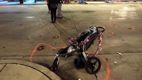 Une poussette pour enfants cassée se trouve dans la rue W. Main, au centre-ville de Waukesha, après qu'un SUV a foncé sur les spectateurs du défilé de Noël. 