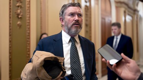 O deputado Thomas Massie, R-Ky., Fala fora da Câmara da Câmara antes das votações finais da semana, no Capitólio em Washington, sexta-feira, 12 de dezembro de 2025. (AP Photo/J. Scott Applewhite)