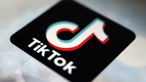 Logo de l'application Tiktok affiché sur l'écran du téléphone