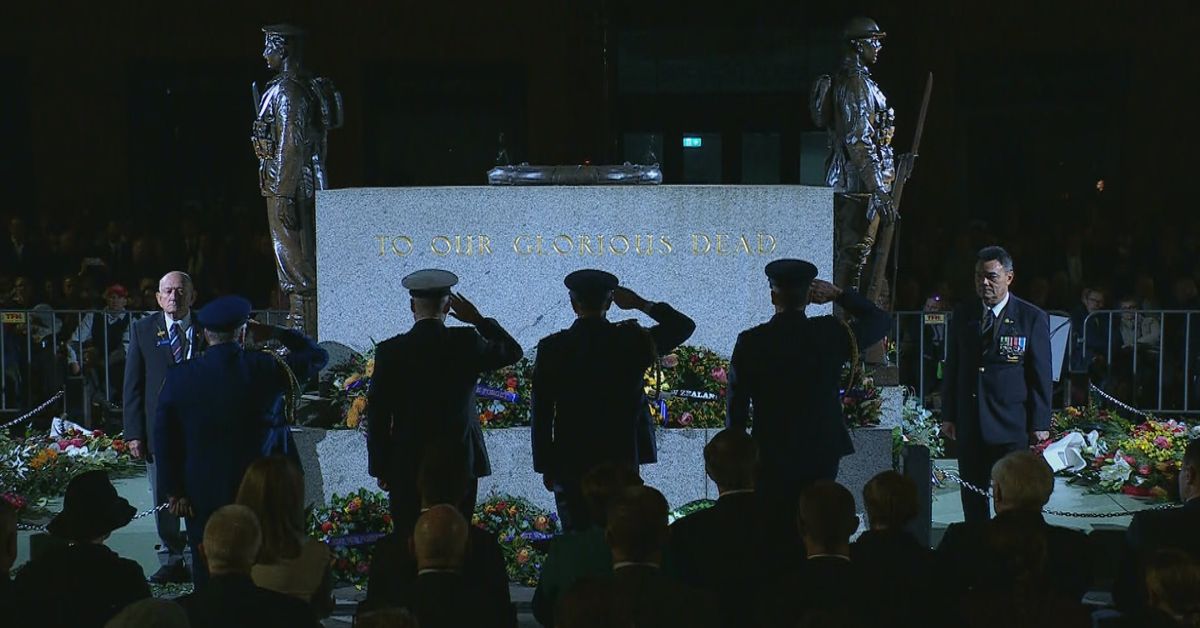 'Appalling': Boos mar Sydney, Melbourne Anzac Day dawn services
