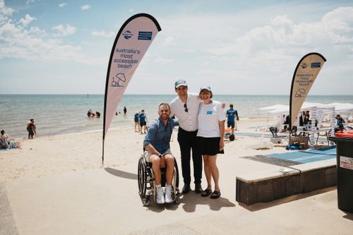 O fundador da Accessible Beaches Australia, Shane Hryhorec (à esquerda), com o ex-prefeito da Câmara Municipal de Frankston, Kris Bolam, e Bern Walker, da Accessible Beaches Australia.