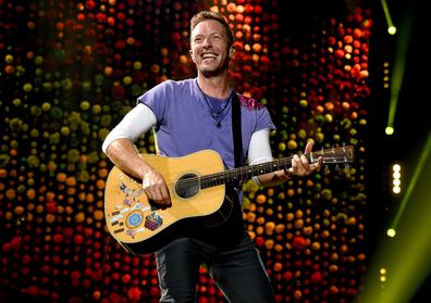 Chris Martin, concert, stage, guitar