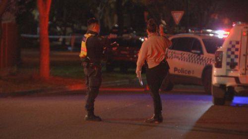 Um garoto de 12 anos e um garoto de 15 anos foram esfaqueados até a morte a oeste de Melbourne durante a noite. A polícia acredita que as mortes estão conectadas e os policiais os estão tratando como ataques direcionados. Os serviços de emergência foram chamados para Marble Drive em Cobblebank por volta das 20h da noite passada, onde encontraram um garoto de 12 anos com ferimentos críticos.
