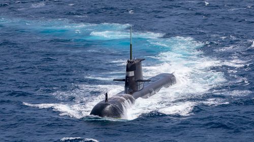 DARWIN, AUSTRÁLIA - 05 DE SETEMBRO: Nesta imagem de apostila fornecida pela Força de Defesa Australiana, o submarino da Marinha Real Australiana HMAS Rankin é visto durante o AUSINDEX 21, um exercício marítimo bienal entre a Marinha Real Australiana e a Marinha Indiana em 5 de setembro de 2021 em Darwin, Austrália. A Austrália, os Estados Unidos e o Reino Unido anunciaram uma nova parceria estratégica de defesa – conhecida como AUKUS – para construir uma classe de submarinos de propulsão nuclear e trabalhar juntos no Indo-Pac