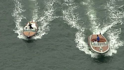 Tennis champs Roger Federer and Lleyton Hewitt enjoying a hit in the harbour. (9NEWS)