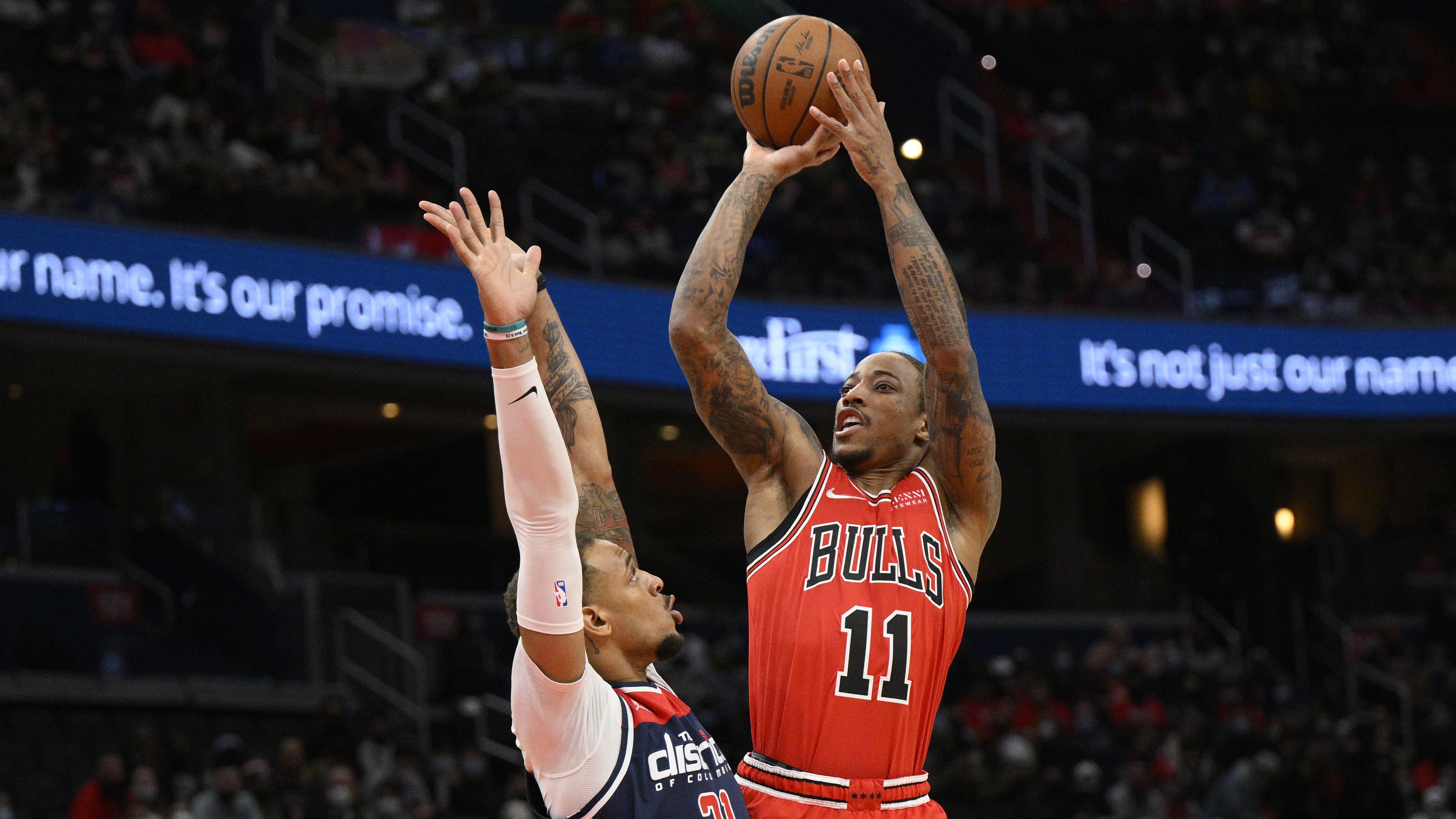 Chicago Bulls forward DeMar DeRozan shoots against Washington Wizards center Daniel Gafford.