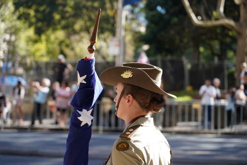 Sfilata dell'ANZAC Day per le strade di una cittadina di campagna regionale