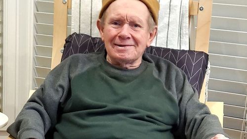 Istri seorang pria berusia 79 tahun dengan penyakit Alzheimer hilang di padang semak lebat di utara Sydney selama lebih dari dua hari telah mengajukan permohonan bantuan yang emosional. Polisi menghabiskan hari ketiga mencari Ronald Weaver, yang terakhir terlihat di Woolcott Avenue, Wahroonga, jam 10 pagi hari Selasa. 