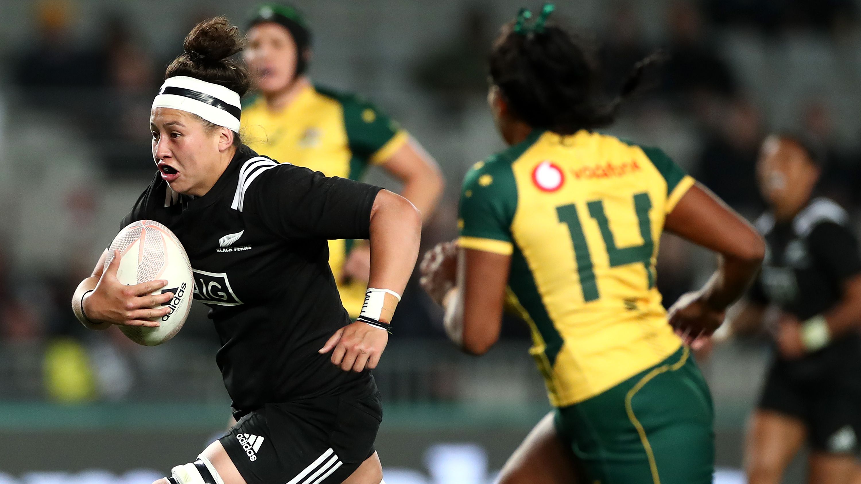 Charmaine McMenamin of the Black Ferns makes a break.