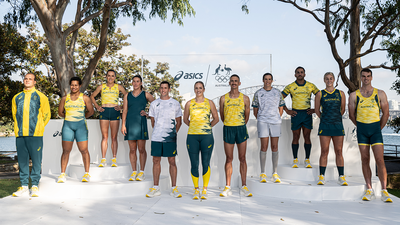 Aussies in green and gold at Mrs Macquarie's Chair