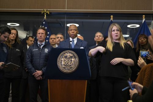 Le maire Eric Adams s'exprime aux côtés du commissaire Zachary Isco lors d'une conférence de presse au service de gestion des urgences de la ville de New York, le vendredi 5 avril 2024 à New York.  