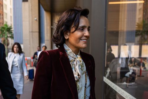Amanda Ghost chegando ao complexo do Tribunal de Justiça em Greens Square, Sydney, NSW, sexta-feira, 24 de abril de 2026. A Sra. Ghost está comparecendo para prestar depoimento hoje no processo judicial de Rebel Wilson. Foto: Sam Mooy / The Sydney Morning Herald