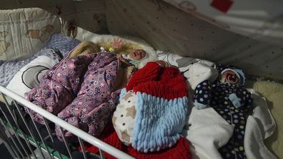 Bebés prematuros abandonados por sus padres yacen en una cama en el Hospital Número 3 en Mariupol, Ucrania.