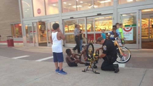 US police officer praised after photo of simple good deed goes viral