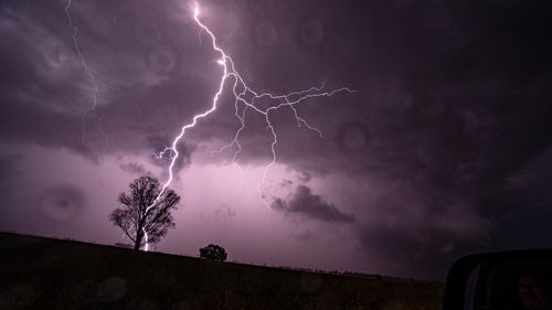 Vast lines of storms from central QLD  to Victoria swept eastwards bringing hail , strong winds and flash flooding. These images shot near Warren. 