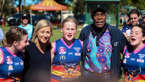 US actor Danny Glover and ALP candidate for Longman Susan Lamb at a women's Aussie Rules game in Longman. (9NEWS)