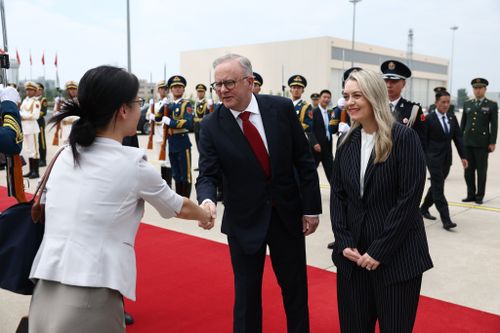 Başbakan Anthony Albanese ve nişanlısı Jodie Haydon, 16 Temmuz 2025 tarihinde Beijing Capital Uluslararası Havalimanı'ndan Chengdu'ya hareket ediyor.