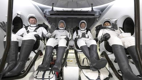 Tre astronauti della NASA e un cosmonauta russo sono stati inaspettatamente trasportati in aereo in una struttura medica in Florida invece di tornare alla loro base originale a Houston dopo essere atterrati venerdì mattina presto a bordo di una capsula SpaceX Crew Dragon.