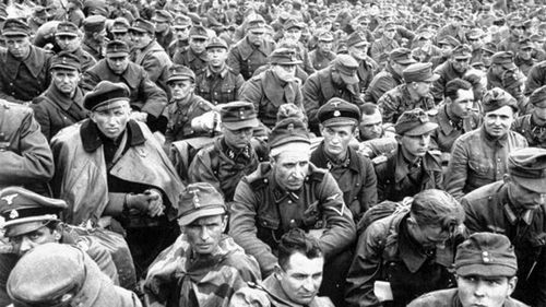 Yaklaşık 300,000 Alman askeri Ruhr cephesi'nde teslim oldu.