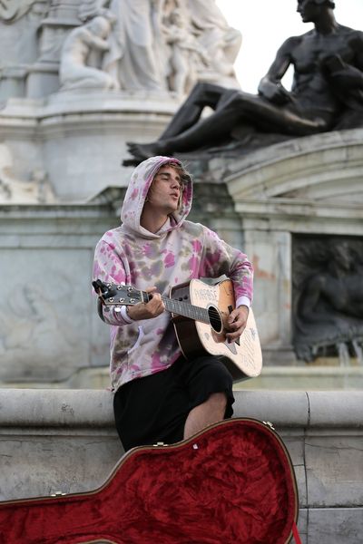 The 24-year-old performed in a pink camouflage hoodie while sitting atop the Victoria Monument outside the palace.&nbsp;&nbsp;