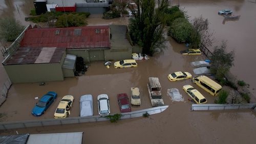 Des voitures ont été avalées par les eaux de crue à Seymour avec un certain nombre de taxis jaunes victoriens, principalement des Ford Falcon, sous l'eau. 