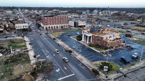 Questa foto mostra ciò che resta del centro di Mayfield, nel Kentucky, dopo una notte di tempesta nella zona.