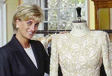 Diana continued to live in an apartment in which palace after her divorce from Charles?