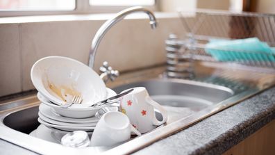 How to hand wash your dishes the right way