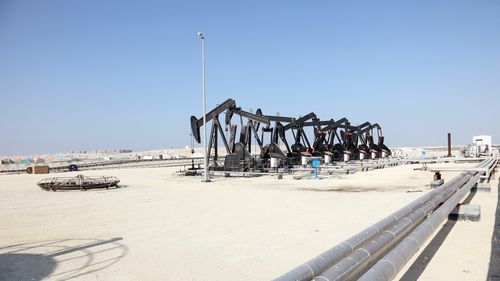 Martinetti neri della pompa dell'olio nel deserto del Bahrein.