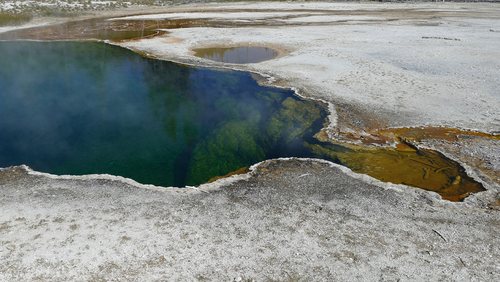 Sur cette photo fournie par le National Park Service se trouve la source chaude Abyss Pool dans la partie sud du parc national de Yellowstone, Wy., en juin 2015. 