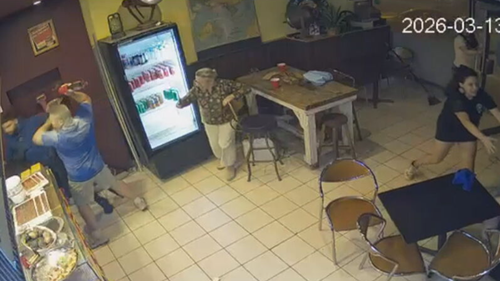 O incidente ocorreu na frente de clientes chocados.