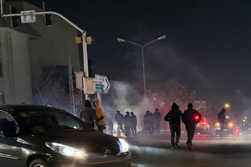 Nesta foto obtida pela Associated Press, gás lacrimogêneo é disparado durante um protesto antigovernamental em Teerã, Irã, quinta-feira, 8 de janeiro de 2026. (UGC via AP)