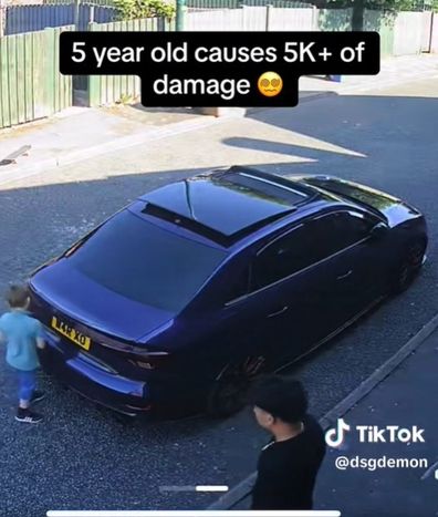 작은 어린이 자동차 키. 