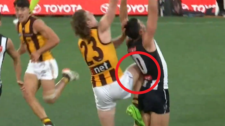 Pendlebury copped a knee to his ribs from Hawk Josh Weddle.