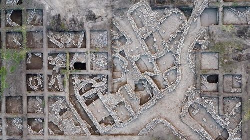 The site was discovered on top of an even older, 7,000-year-old settlement, uncovered in excavations below the city's houses. Thousands of teenagers and volunteers helped in the excavation.